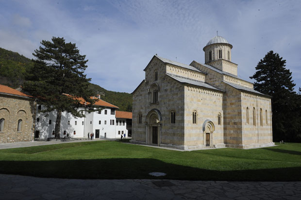 Приштина од терористе прави лопова: Истину о плану да се разнесу Дечани открива хитан интерни извештај 